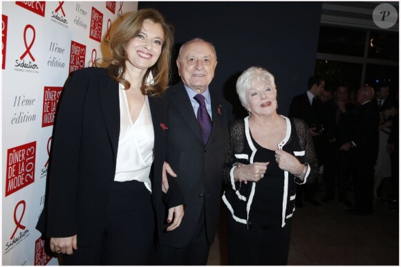 Pierre Bergé avec Valérie Trierweiler et Line Renaud lors du Dîner de la mode en faveur du Sidaction au Pavillon d'Armenonville le 24 janvier 2013