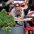  Katie Holmes, détendue au téléphone et café à la main, à SoHo, à New York, le 11 juin 2013. 
