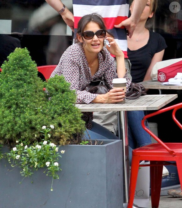 Katie Holmes, détendue au téléphone et café à la main, à SoHo, à New York, le 11 juin 2013.