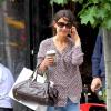 La jolie Katie Holmes, détendue au téléphone et café à la main, à SoHo, à New York, le 11 juin 2013.