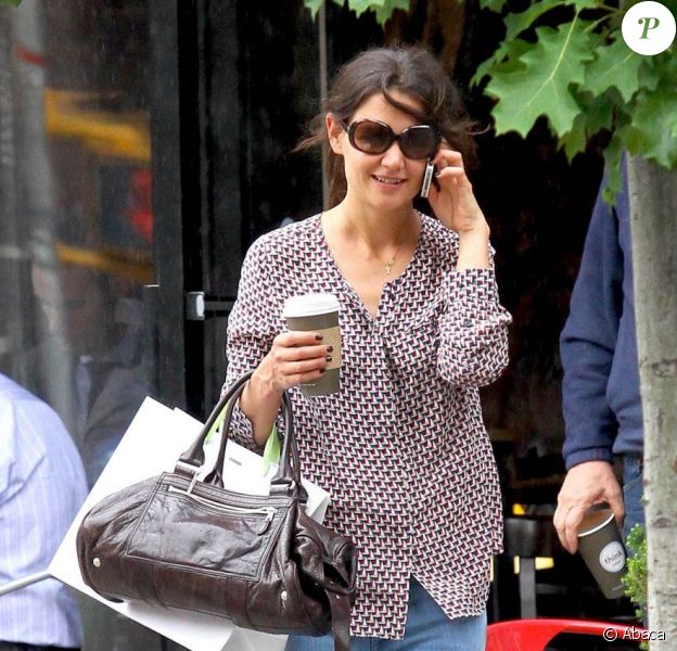 La jolie Katie Holmes, détendue au téléphone et café à la main, à SoHo, à New York, le 11 juin 2013.