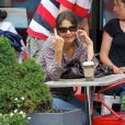  L'actrice Katie Holmes, détendue au téléphone et café à la main, à SoHo, à New York, le 11 juin 2013. 