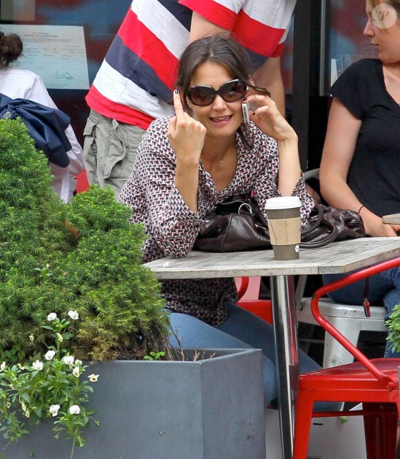 L'actrice Katie Holmes, détendue au téléphone et café à la main, à SoHo, à New York, le 11 juin 2013.