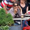 Katie Holmes, détendue au téléphone et café à la main, à SoHo, à New York, le 11 juin 2013.