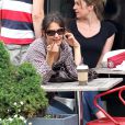  Katie Holmes, détendue au téléphone et café à la main, à SoHo, à New York, le 11 juin 2013. 