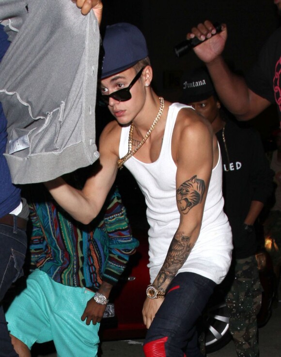 Le jeune Justin Bieber à la sortie du club Milk Studios à Hollywood, le 14 juin 2013, après avoir écouté le dernier album de Kanye West.
