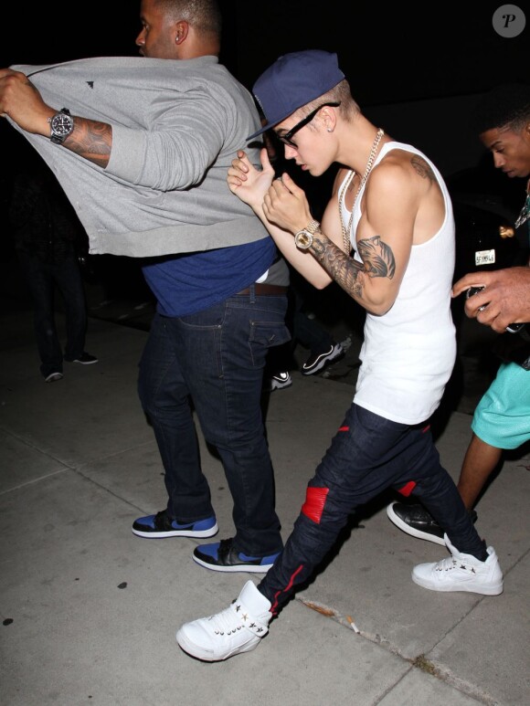 Le chanteur Justin Bieber à la sortie du club Milk Studios à Hollywood, le 14 juin 2013, après avoir écouté le dernier album de Kanye West.