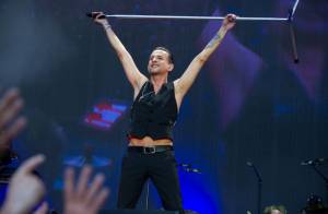 https//static1.purepeople.com/articles/7/12/29/47/@/1157428,dave,gahan,concert,depeche,mode,a,300x196,2