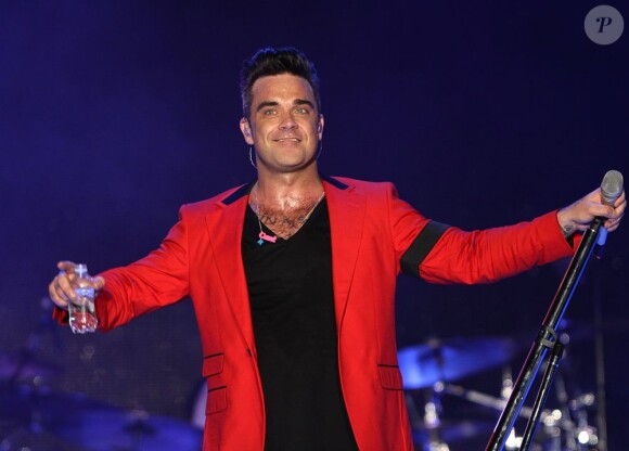 Robbie Williams sur la scène du Wembley Stadium lors de l'événement Capital FM's Summertime Ball à Londres, le 9 juin 2013.