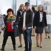 Michael Bublé accueille sa femme Luisana Lopilato, enceinte, avec un bouquet de fleurs à l'aéroport de Vancouver, le 15 juin 2013. Galant, le chanteur lui a apporté des fleurs. Michael Bublé a été vu en train de pousser une poussette... qui transportait leur chien.