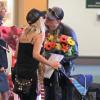 Le chanteur Michael Bublé accueille sa femme Luisana Lopilato, enceinte, avec un bouquet de fleurs à l'aéroport de Vancouver, le 15 juin 2013. Galant, le chanteur lui a apporté des fleurs. Michael Bublé a été vu en train de pousser une poussette... qui transportait leur chien.
