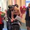 Michael Bublé accueille sa femme Luisana Lopilato à l'aéroport de Vancouver, le 15 juin 2013. Galant, le chanteur lui a apporté des fleurs. Michael Bublé a été vu en train de pousser une poussette... qui transportait leur chien.