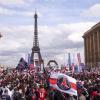 Les supporters du PSG fêtent leur titre de champion de France sur la place du Trocadero. Paris, le 13 mai 2013.