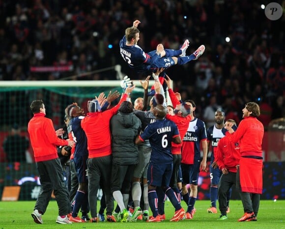 Les joueurs du Paris Saint-Germain fêtent le dernier match de David Beckham au Parc des Princes. Paris, le 18 mai 2013.