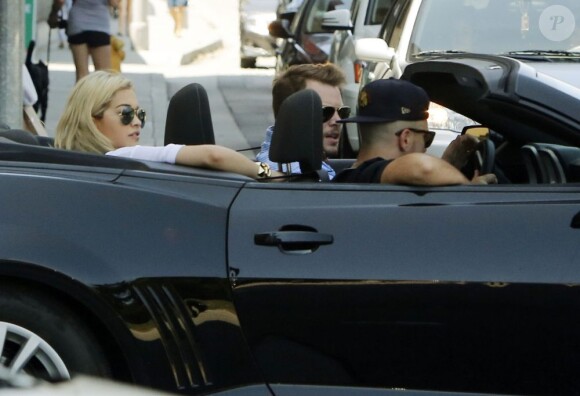 Rita Ora est passée avec des amis au centre commercial The Grove à Los Angeles. Le 17 juin 2013.