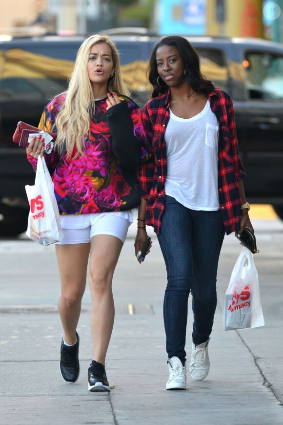 Rita Ora et une amie à Santa Monica, le 16 juin 2013.