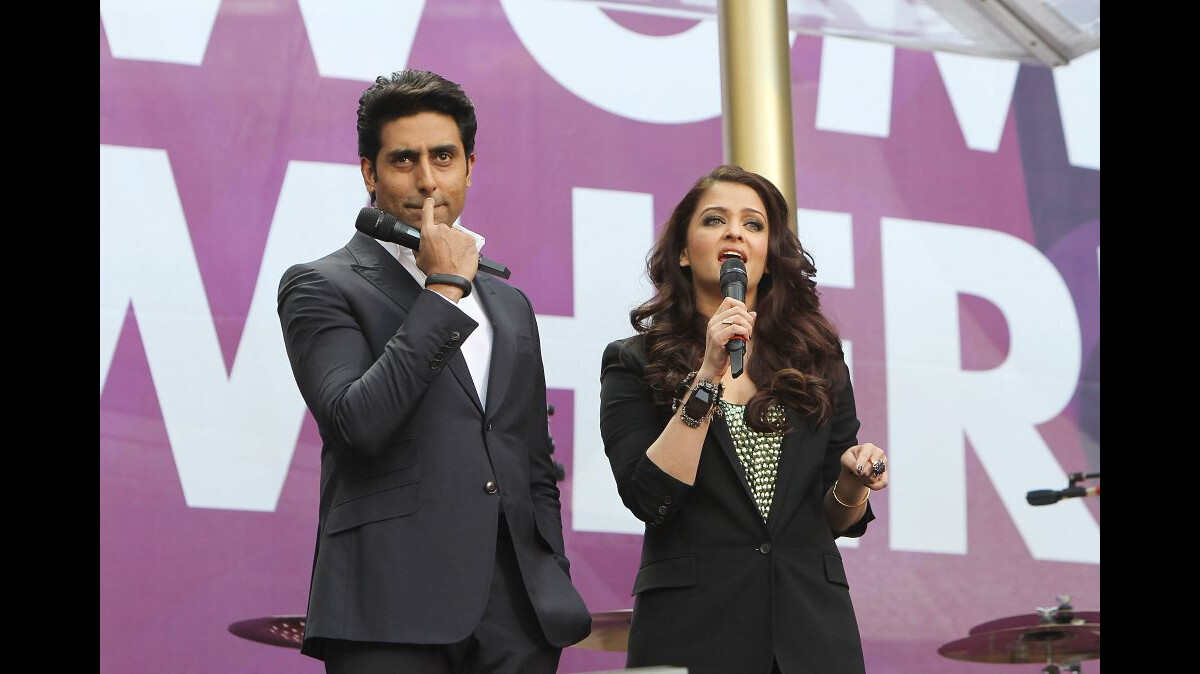 Vidéo Aishwarya Rai et son mari Abhishek Bachchan sur le scène du concert caritatif Sound of