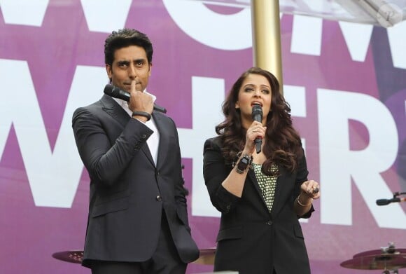 Aishwarya Rai et son mari Abhishek Bachchan sur le scène du concert caritatif Sound of Chang à Londres le 1er juin 2013
