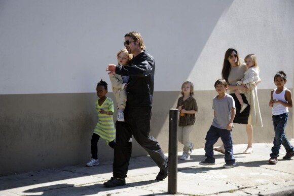 Brad Pitt et Angelina Jolie avec leur six enfants Maddox, Pax, Zahara, Shiloh, Knox, et Vivienne à la Nouvelle-Orléans le 20 mars 2011.