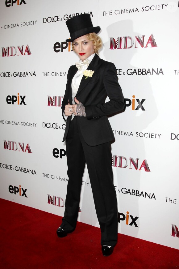 Madonna en smoking et haut-de-forme pour l'avant-première du film "The MDNA Tour" au Paris Theatre à New York, le 18 juin 2013.
