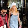 Rihanna à Londres avec son frère Rajad, porte un bonnet Silver Spoon Attire, une salopette Topshop, des chaussures "Riri" signés Sophia Webster et un sac Lucrezia de Givenchy. Le 17 juin 2013.