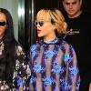 Rihanna, surprise à Londres avec sa meilleure amie Melissa, porte un ensemble à motifs floraux Christopher Kane et des sandales Manolo Blahnik. Le 16 juin 2013.