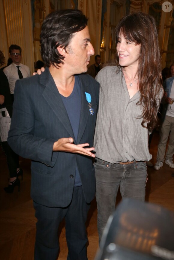 Yvan Attal, Charlotte Gainsbourg lors de la remise à l'acteur-réalisateur des insignes de chevalier de l'ordre national du mérite au ministère de la Culture à Paris le 19 juin 2013. Peu avant, il l'avait demandée officiellement en mariage devant l'assistance réunie