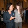 Yvan Attal, Charlotte Gainsbourg lors de la remise à l'acteur-réalisateur des insignes de chevalier de l'ordre national du mérite au ministère de la Culture à Paris le 19 juin 2013. Juste avant, il l'avait demandé en mariage lors de son discours