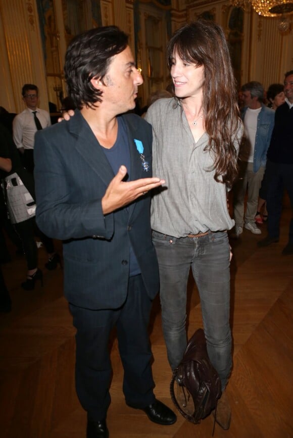 Yvan Attal, Charlotte Gainsbourg lors de la remise à l'acteur-réalisateur des insignes de chevalier de l'ordre national du mérite au ministère de la Culture à Paris le 19 juin 2013. Juste avant, il l'avait demandé en mariage lors de son discours