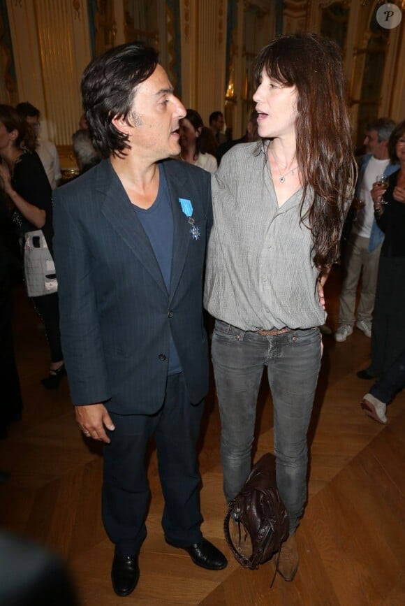 Yvan Attal, Charlotte Gainsbourg lors de la remise à l'acteur-réalisateur des insignes de chevalier de l'ordre national du mérite au ministère de la Culture à Paris le 19 juin 2013. Peu avant, il l'avait demandée officiellement en mariage devant l'assistance réunie