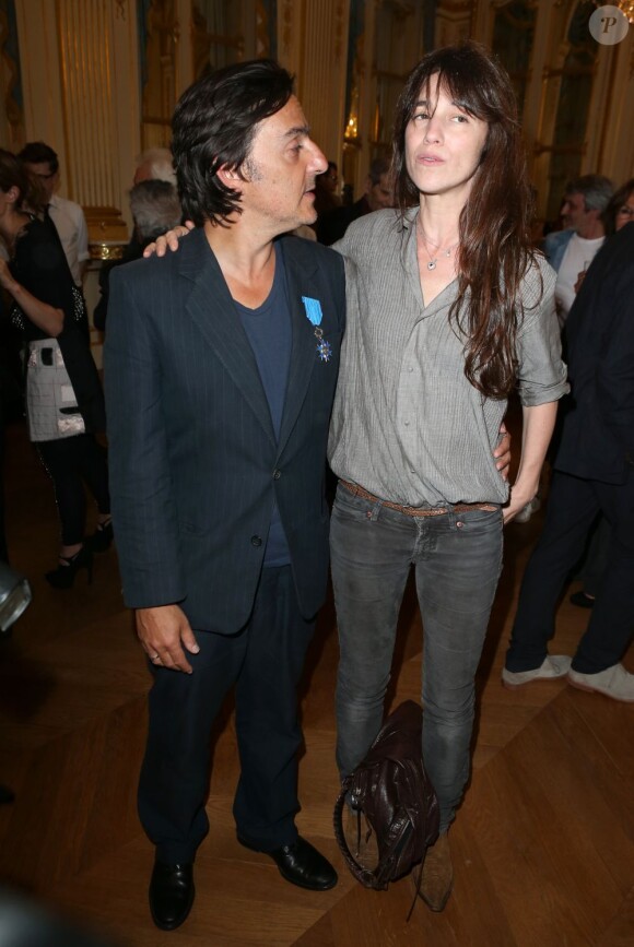 Yvan Attal, Charlotte Gainsbourg lors de la remise à l'acteur-réalisateur des insignes de chevalier de l'ordre national du mérite au ministère de la Culture à Paris le 19 juin 2013. Peu avant, il l'avait demandée officiellement en mariage devant l'assistance réunie