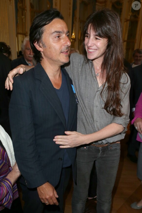 Yvan Attal, Charlotte Gainsbourg lors de la remise à l'acteur-réalisateur des insignes de chevalier de l'ordre national du mérite au ministère de la Culture à Paris le 19 juin 2013. Peu avant, il l'avait demandée officiellement en mariage devant l'assistance réunie
