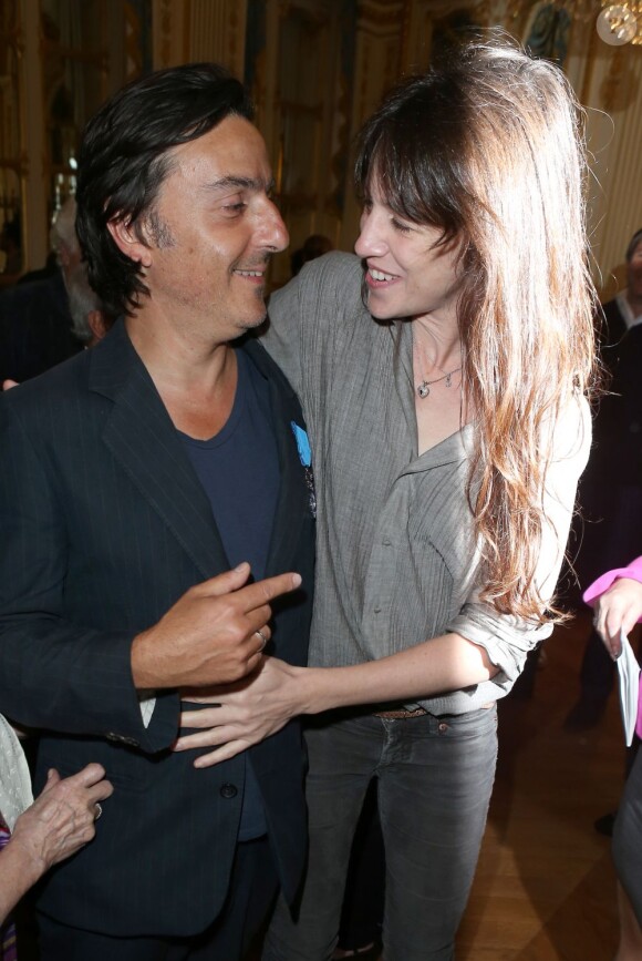 Yvan Attal, Charlotte Gainsbourg lors de la remise à l'acteur-réalisateur des insignes de chevalier de l'ordre national du mérite au ministère de la Culture à Paris le 19 juin 2013. Peu avant, il l'avait demandée officiellement en mariage devant l'assistance réunie