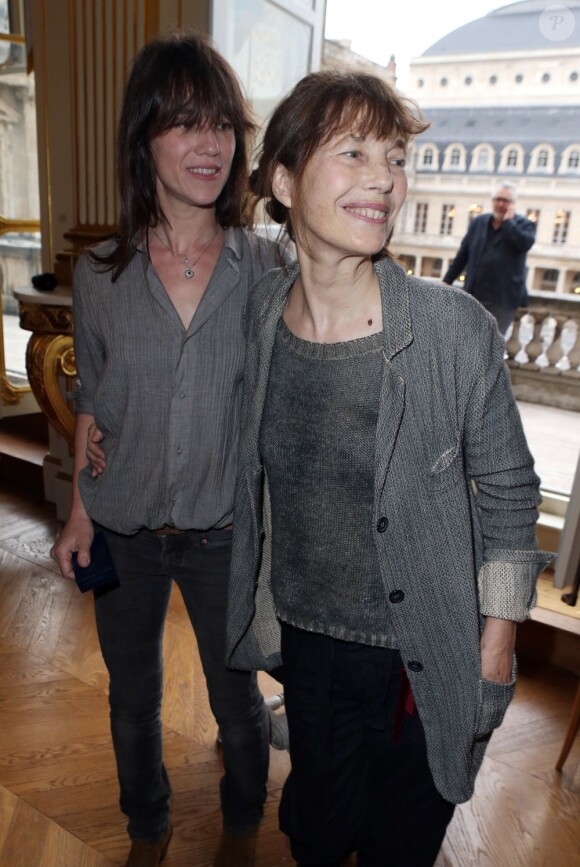 Charlotte Gainsbourg et sa mère Jane Birkin lors de la remise à Yvan Attal des insignes de chevalier de l'ordre national du mérite au ministère de la Culture à Paris le 19 juin 2013