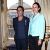 Yvan Attal et la ministre de la Culture Aurélie Filippetti lors de la remise à l'acteur-réalisateur des insignes de chevalier de l'ordre national du mérite au ministère de la Culture à Paris le 19 juin 2013