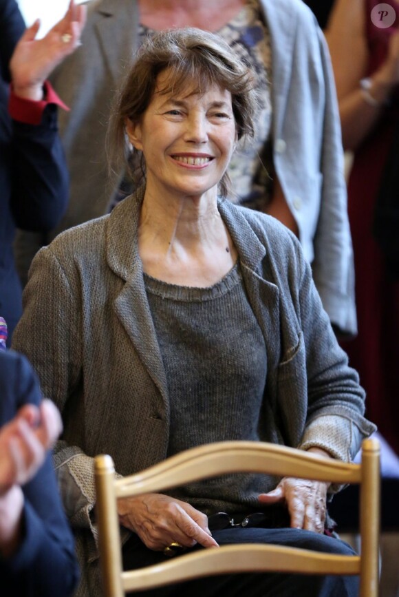 Jane Birkin lors de la remise à Yvan Attal des insignes de chevalier de l'ordre national du mérite au ministère de la Culture à Paris le 19 juin 2013