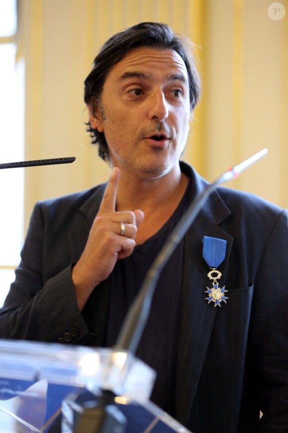 Yvan Attal lors de sa remise des insignes de chevalier de l'ordre national du mérite au ministère de la Culture à Paris le 19 juin 2013