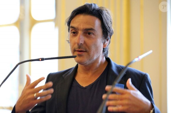 Yvan Attal lors de la remise à l'acteur-réalisateur des insignes de chevalier de l'ordre national du mérite au ministère de la Culture à Paris le 19 juin 2013
