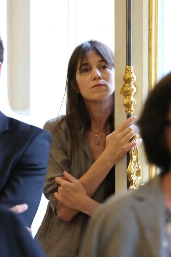 Charlotte Gainsbourg lors de la remise à Yvan Attal des insignes de chevalier de l'ordre national du mérite au ministère de la Culture à Paris le 19 juin 2013