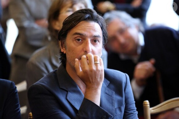 Yvan Attal lors de la remise à l'acteur-réalisateur des insignes de chevalier de l'ordre national du mérite au ministère de la Culture à Paris le 19 juin 2013