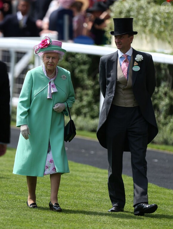 La reine Elizabeth II arrivant au Royal Ascot le 19 juin 2013