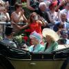Elizabeth II, le prince Charles et Camilla Parker Bowles menant le cortège royal au Royal Ascot le 19 juin 2013