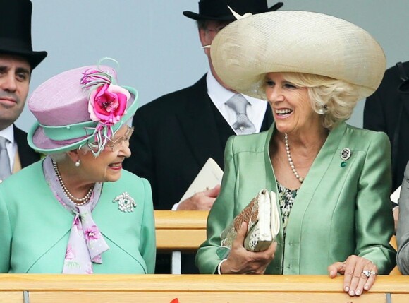 Elizabeth II et Camilla Parker Bowles sont apparues bien assorties et très complices au Royal Ascot le 19 juin 2013