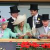 Place à la course ! Elizabeth II et Camilla Parker Bowles sont apparues bien assorties et très complices au Royal Ascot le 19 juin 2013