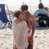 LeAnn Rimes et son mari Eddie Cibrian s'embrassent sur la plage. Ils profitent de quelques jours de détente et ont célébré en famille la Fête des pères et les 40 ans de l'acteur. Photo prise non loin de Los Angeles, le 18 juin 2013.