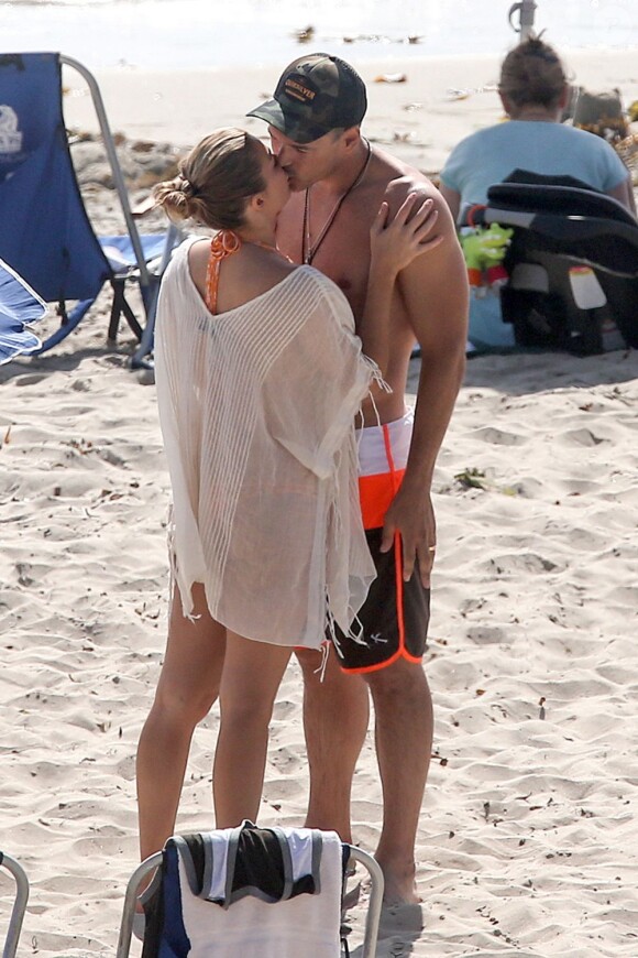 LeAnn Rimes et son mari Eddie Cibrian s'embrassent sur la plage. Ils profitent de quelques jours de détente et ont célébré en famille la Fête des pères et les 40 ans de l'acteur. Photo prise non loin de Los Angeles, le 18 juin 2013.