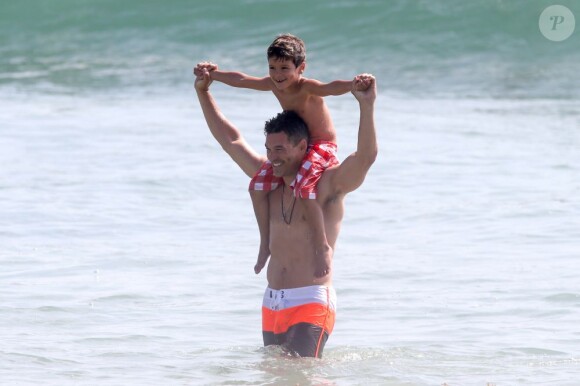 LeAnn Rimes profite de quelques jours de détente au côté de son mari Eddie Cibrian et des fils de ce dernier. Ils ont tous les quatre célébrés en famille la Fête des pères et les 40 ans de l'acteur. Photo prise non loin de Los Angeles, le 18 juin 2013.