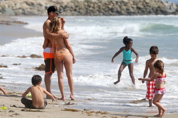 LeAnn Rimes profite de quelques jours de détente au côté de son mari Eddie Cibrian et des fils de ce dernier. Ils ont tous les quatre célébrés en famille la Fête des pères et les 40 ans de l'acteur. Photo prise non loin de Los Angeles, le 18 juin 2013.
