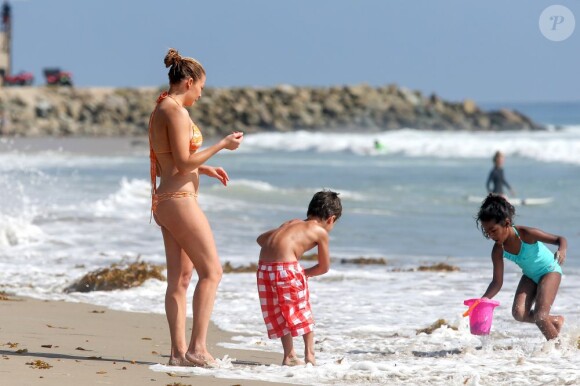 LeAnn Rimes profite de quelques jours de détente au côté de son mari Eddie Cibrian et des fils de ce dernier. Ils ont tous les quatre célébrés en famille la Fête des pères et les 40 ans de l'acteur. Photo prise non loin de Los Angeles, le 18 juin 2013.