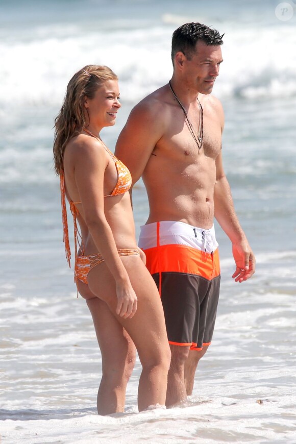 LeAnn Rimes profite de quelques jours de détente au côté de son mari Eddie Cibrian et des fils de ce dernier. Ils ont tous les quatre célébrés en famille la Fête des pères et les 40 ans de l'acteur. Photo prise non loin de Los Angeles, le 18 juin 2013.